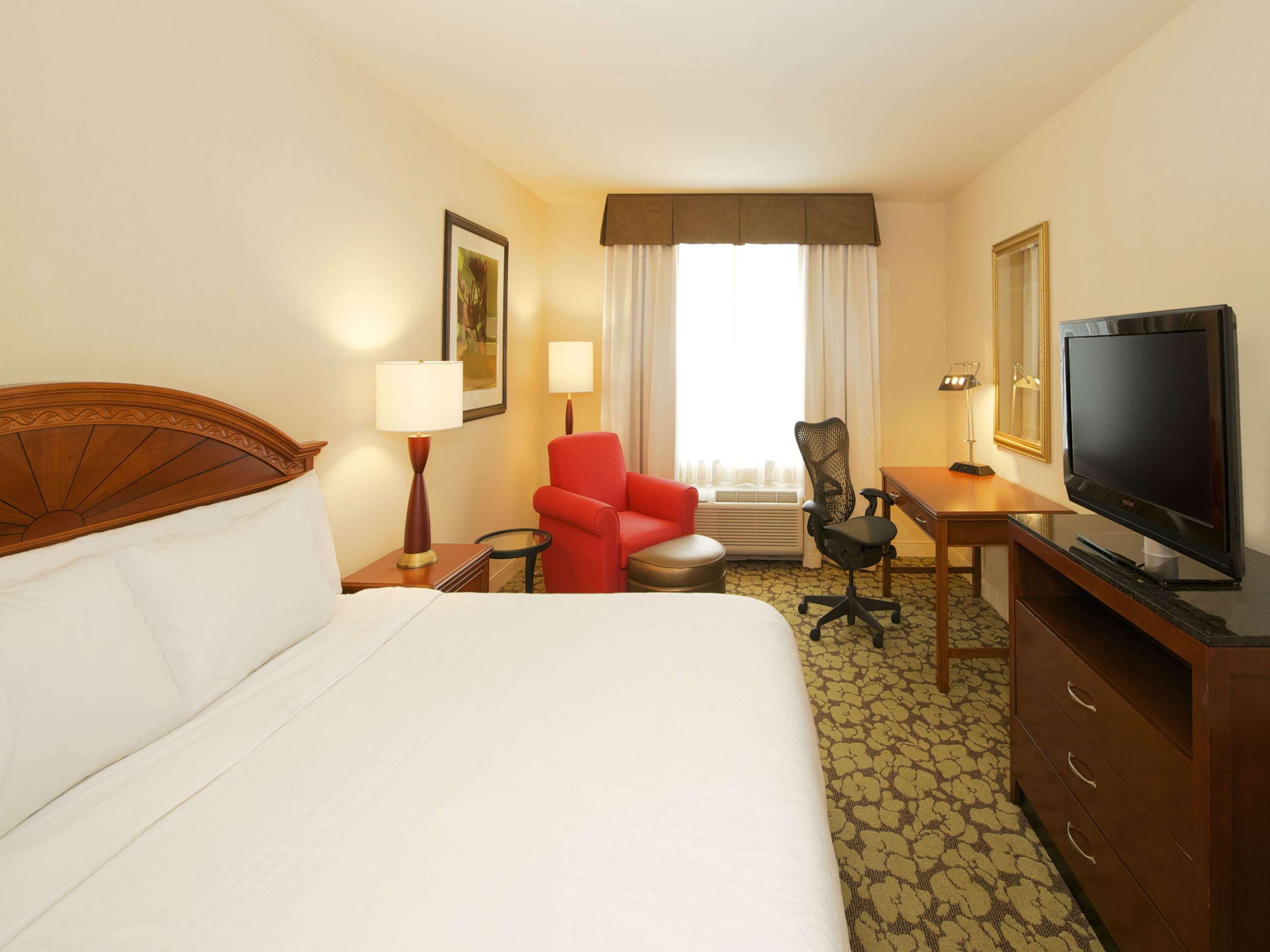 Hilton Garden Inn Virginia Beach Town Center Bagian luar foto