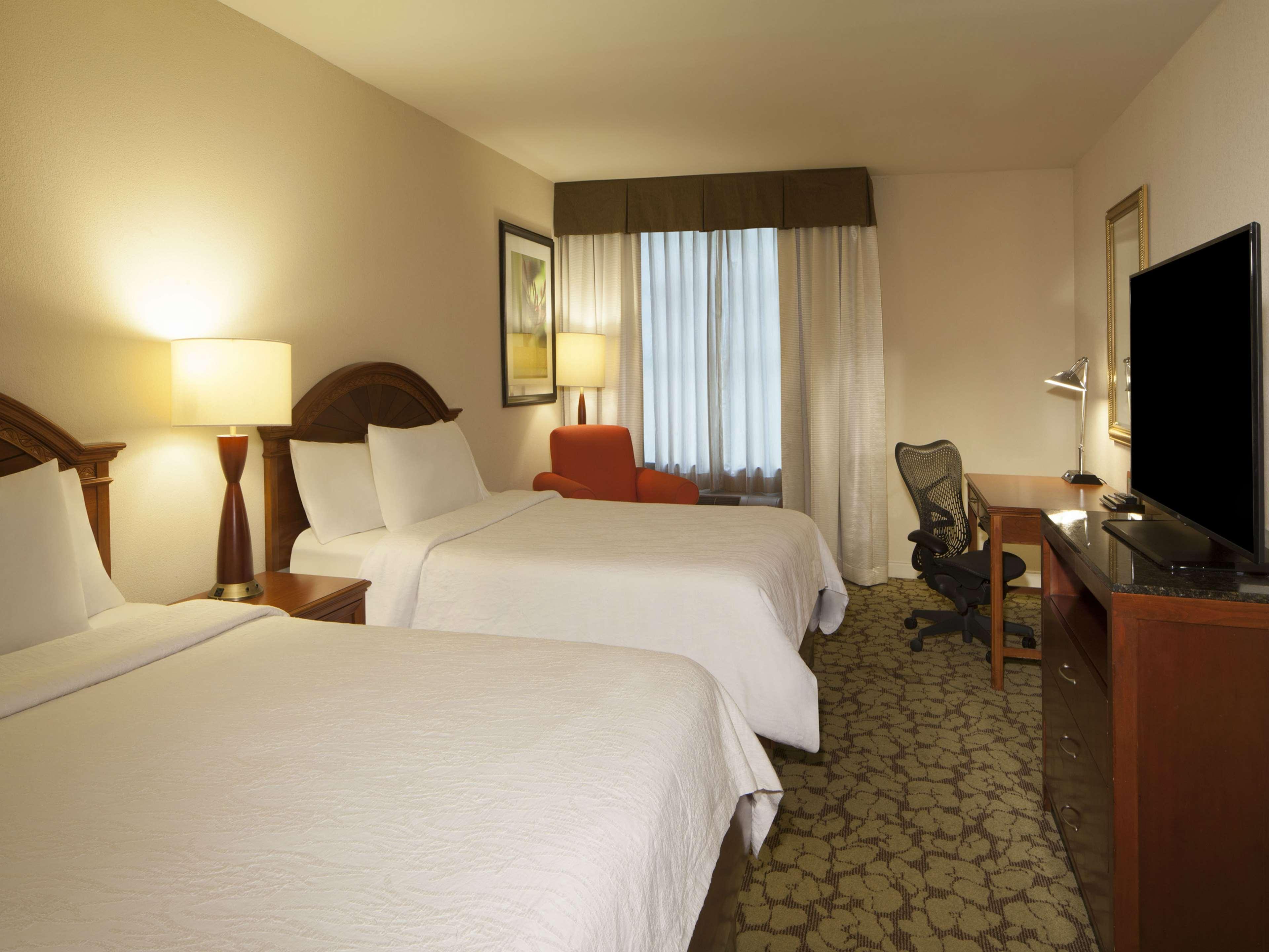 Hilton Garden Inn Virginia Beach Town Center Bagian luar foto