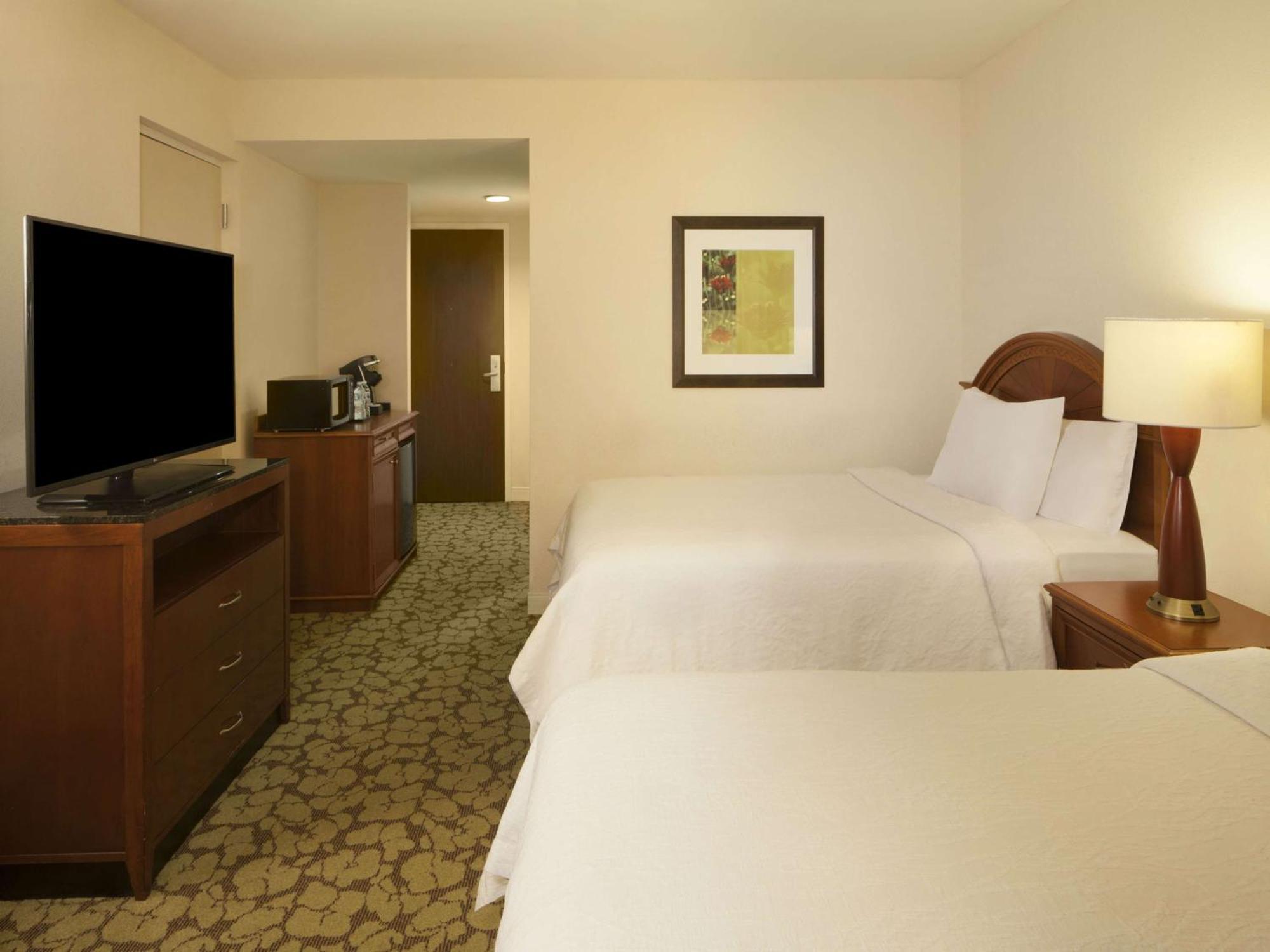 Hilton Garden Inn Virginia Beach Town Center Bagian luar foto