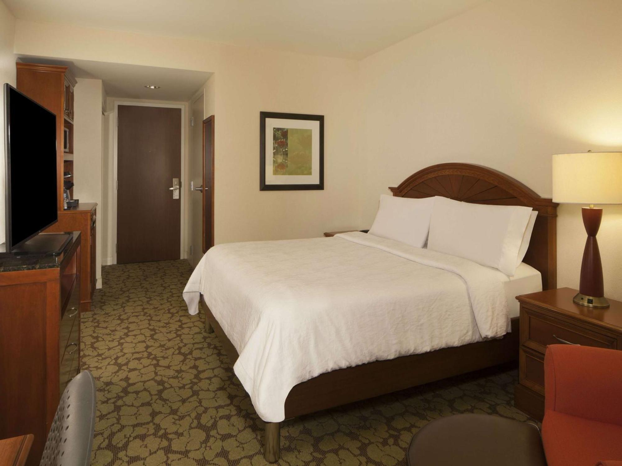 Hilton Garden Inn Virginia Beach Town Center Bagian luar foto