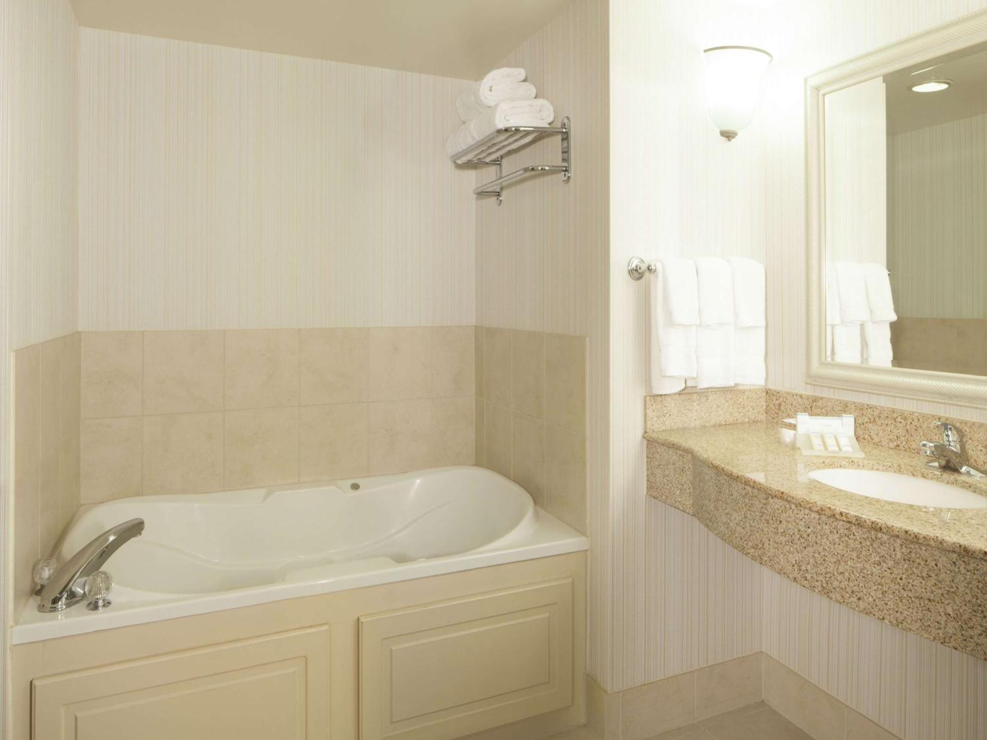 Hilton Garden Inn Virginia Beach Town Center Bagian luar foto