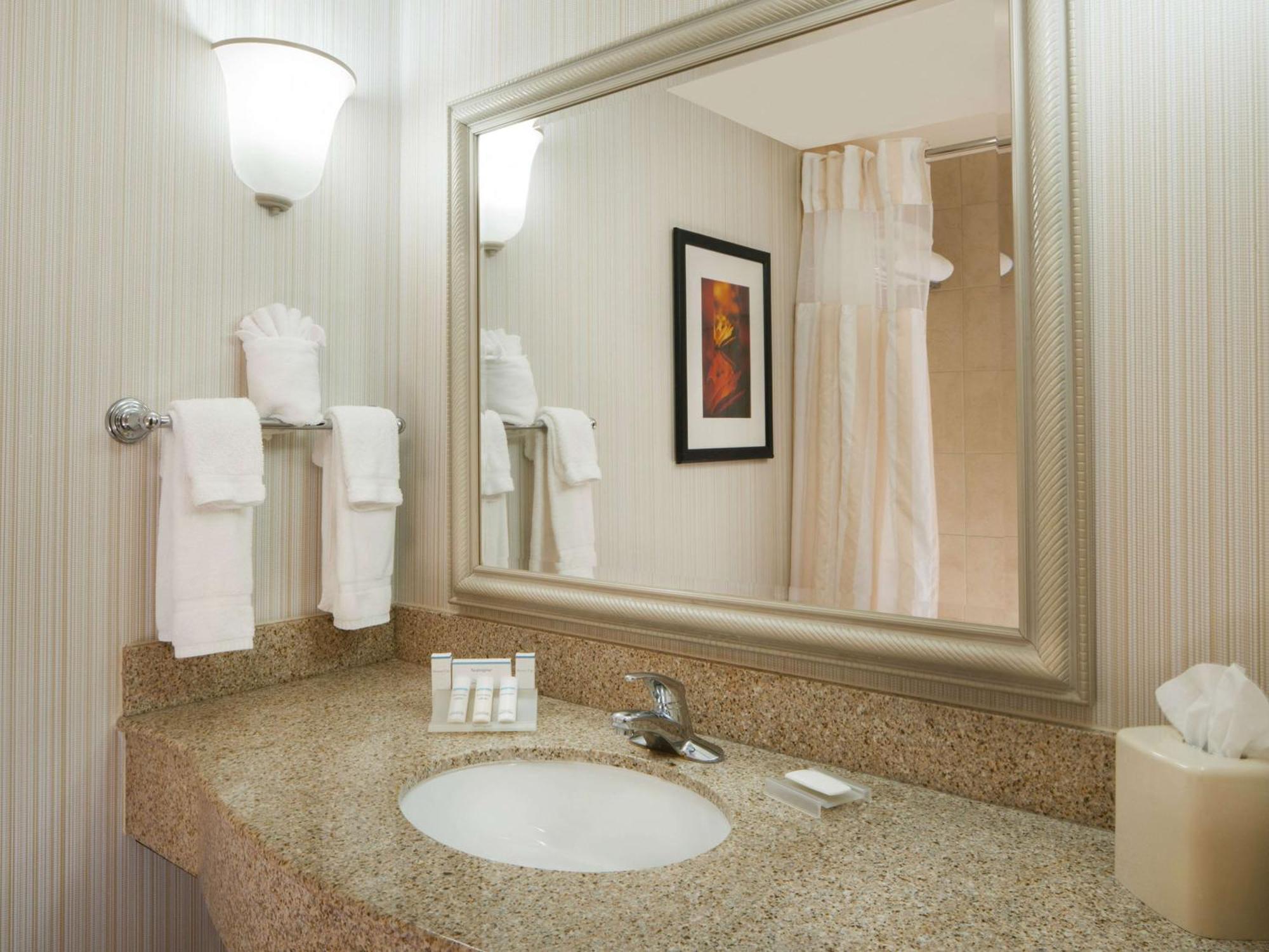 Hilton Garden Inn Virginia Beach Town Center Bagian luar foto