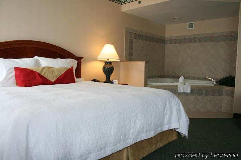 Hilton Garden Inn Virginia Beach Town Center Bagian luar foto